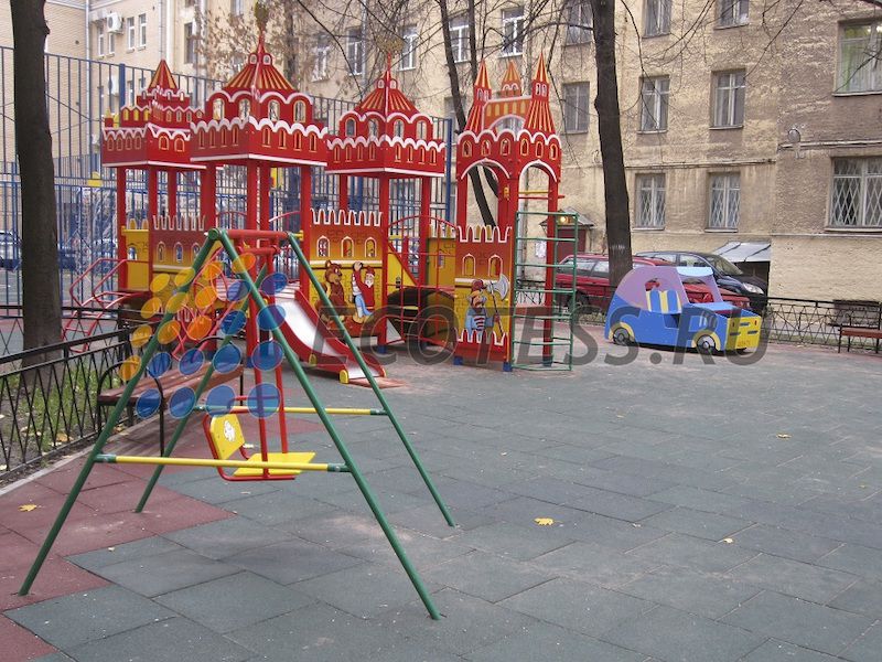 Резиновая плитка на площадке для детей