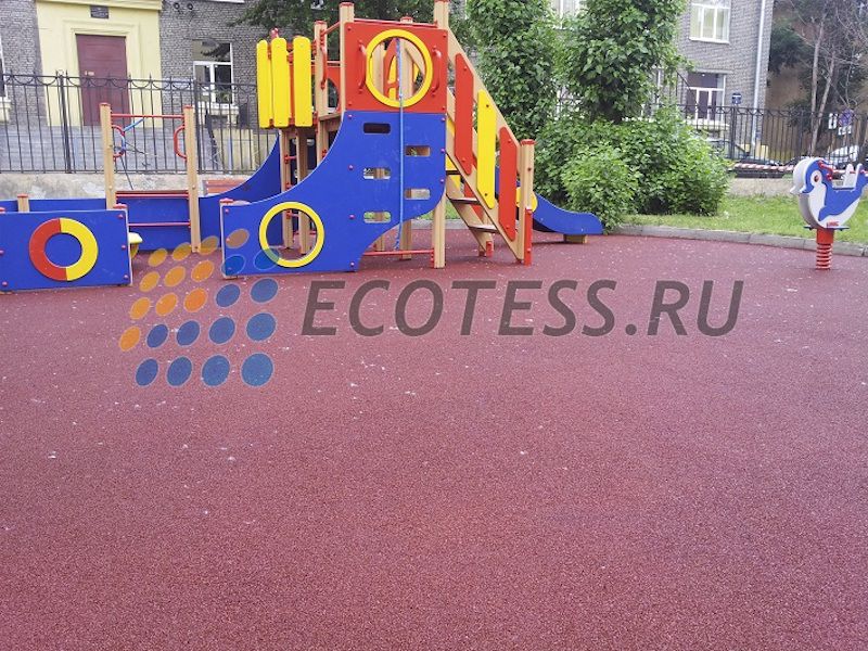 Резоновая крошка на площадке около жилого дома