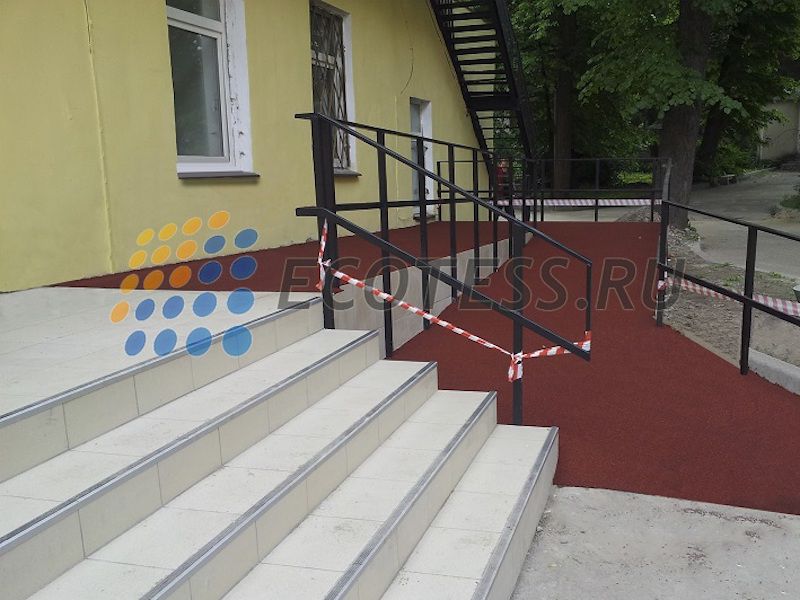 Резиновая крошка на заезде для колясок