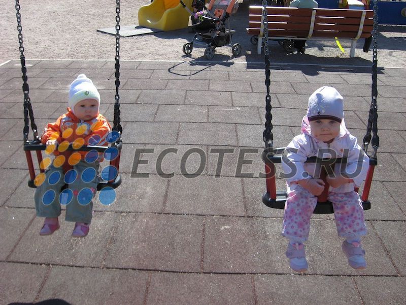 Дети на качелях