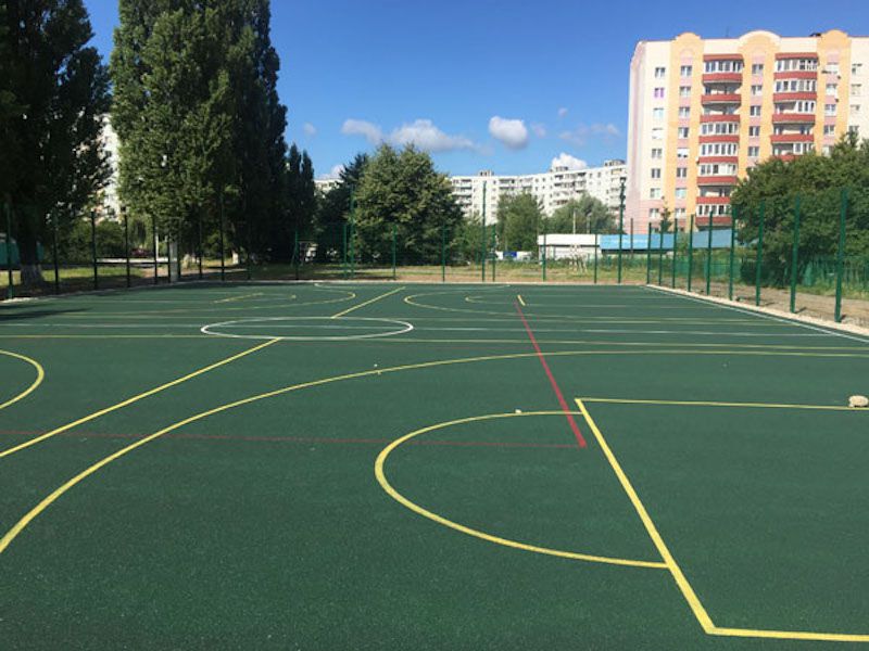 Спорт площадка с желтой разметкой