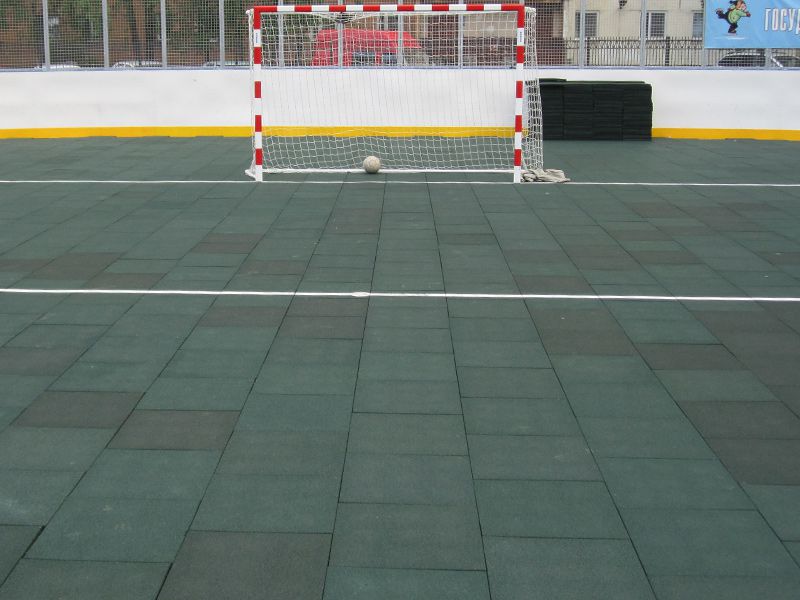 Мяч в футбольных воротах