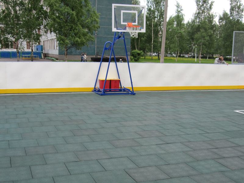 Баскетбольное кольцо на поле