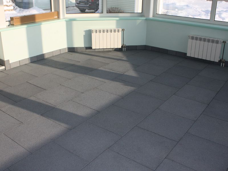 Резиновая плитка темно-серая в помещении