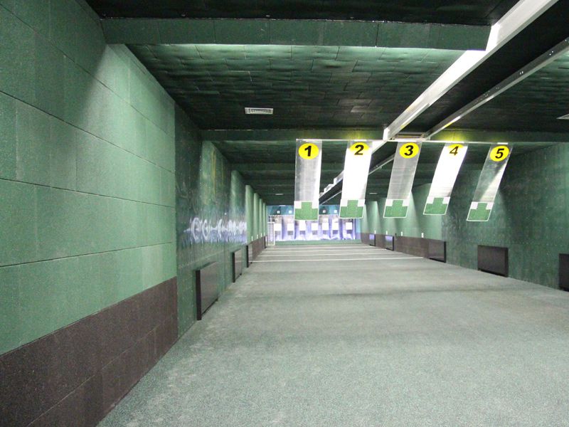 Резиновая плитка на стенах и потолке