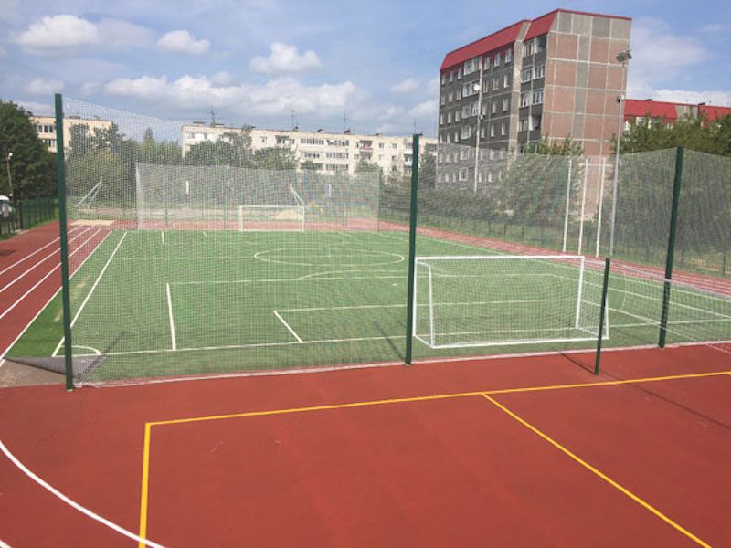 Спортивная площадка с резиновой крошкой с сеткой