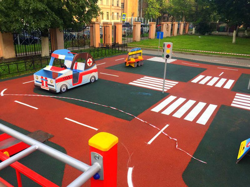 Спортивная площадка с резиновой крошкой для игры в дорогу