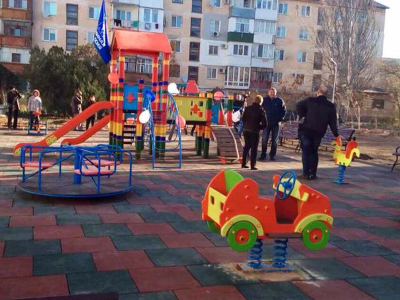 Люди на детской площадке