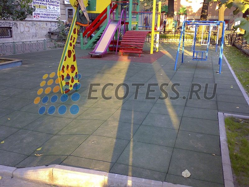 Резиновая плитка на небольшой детской площадке