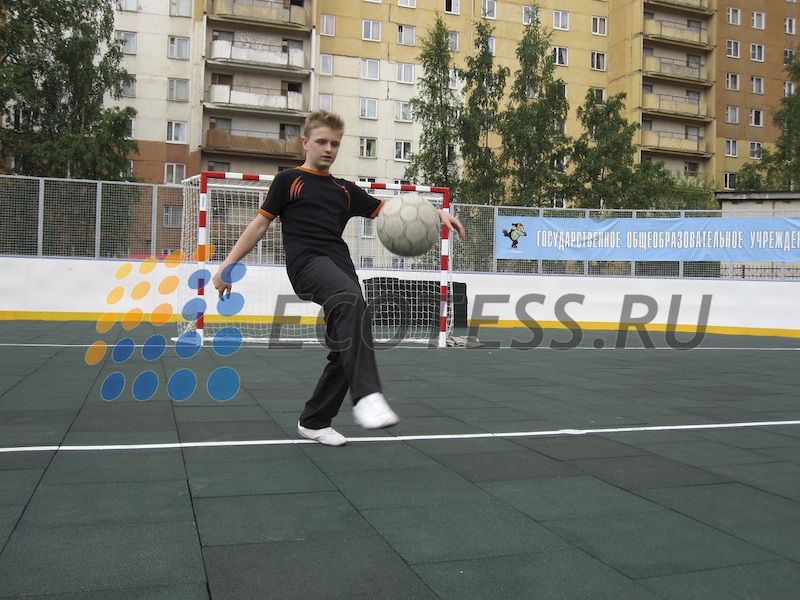 Ребенок играет с мячом