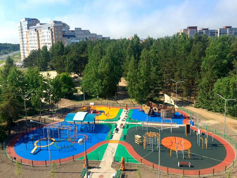 Спортивные площадки с разноцветным наполным покрытием